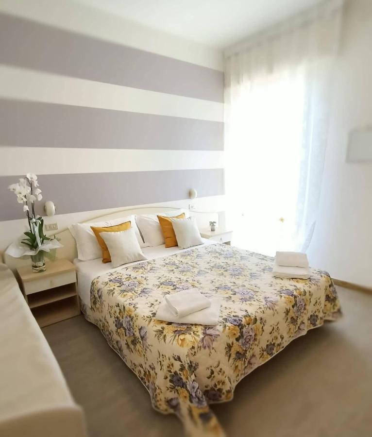Hotel Cristoforo Colombo Cesenatico Esterno foto