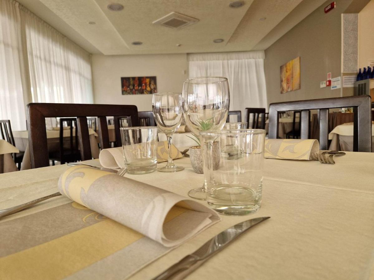 Hotel Cristoforo Colombo Cesenatico Esterno foto